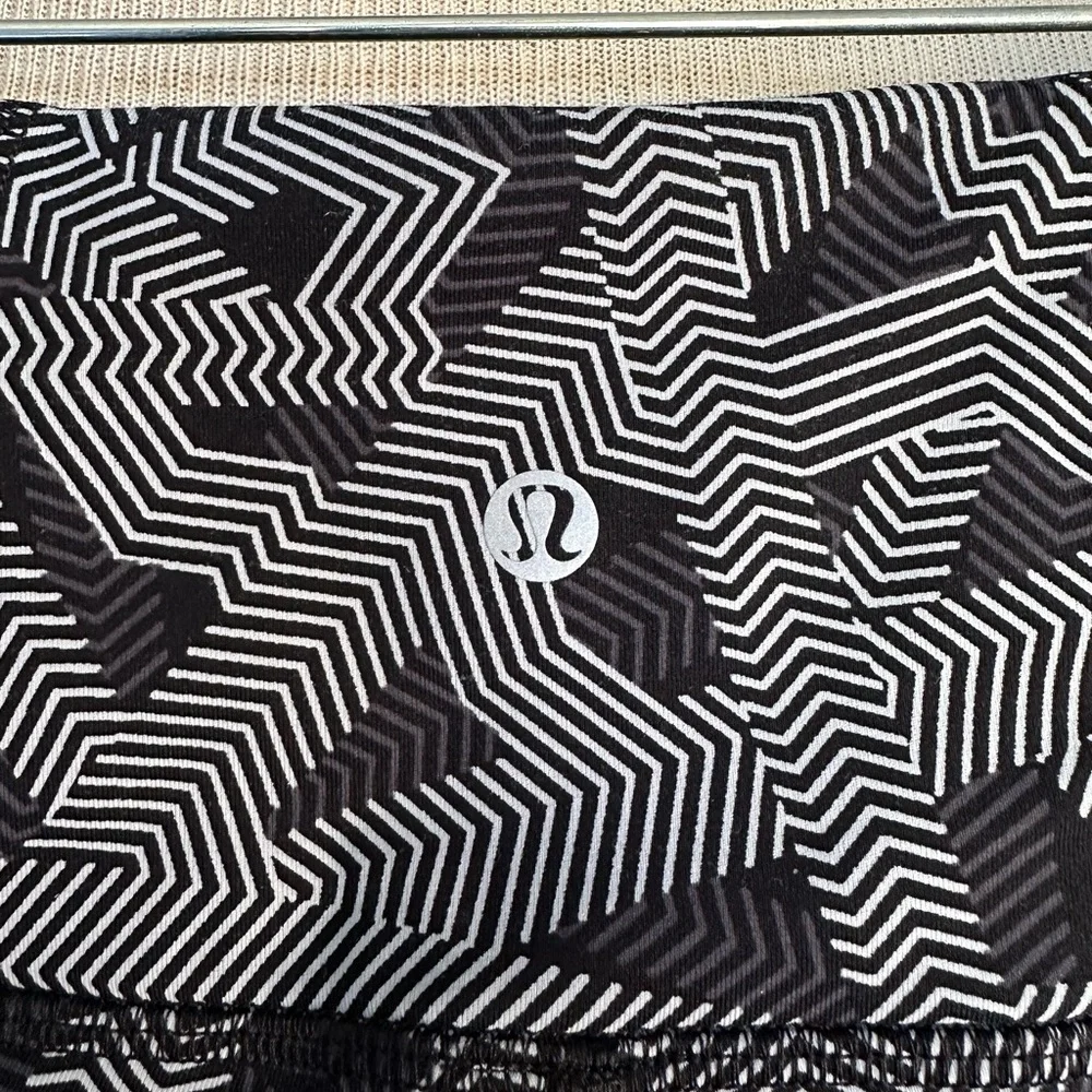 Lululemon Geometric Leggings, size 6 - Picture 3 of 10